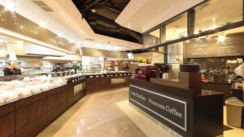 'Premium Coffee' 커피 코너와 뷔페 카운터
